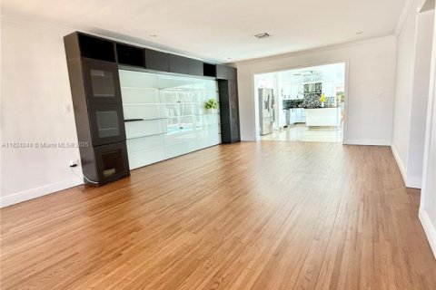 Купить виллу или дом в Майами, Флорида 5 спален, 118.91м2, № 1791053 - фото 16