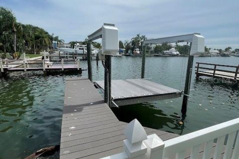 House in Treasure Island, Florida 4 bedrooms, 221.11 sq.m. № 2101719 - photo 14