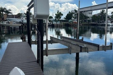 House in Treasure Island, Florida 4 bedrooms, 221.11 sq.m. № 2101719 - photo 15