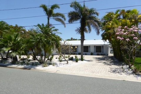 House in Treasure Island, Florida 4 bedrooms, 221.11 sq.m. № 2101719 - photo 3