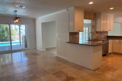 House in Treasure Island, Florida 4 bedrooms, 221.11 sq.m. № 2101719 - photo 23