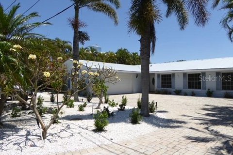 House in Treasure Island, Florida 4 bedrooms, 221.11 sq.m. № 2101719