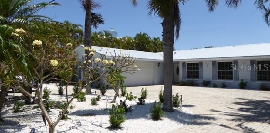 House in Treasure Island, Florida 4 bedrooms, 221.11 sq.m. № 2101719