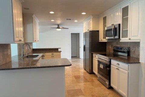 House in Treasure Island, Florida 4 bedrooms, 221.11 sq.m. № 2101719 - photo 24