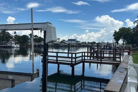 House in Treasure Island, Florida 4 bedrooms, 221.11 sq.m. № 2101719 - photo 16