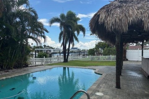 House in Treasure Island, Florida 4 bedrooms, 221.11 sq.m. № 2101719 - photo 7