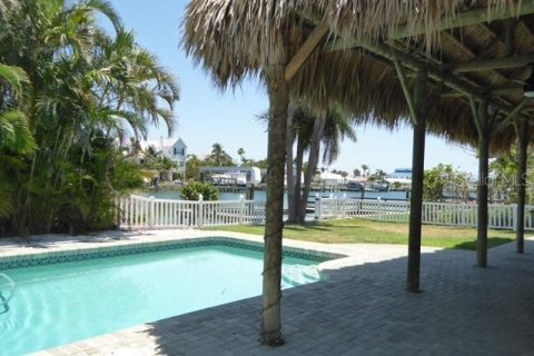 House in Treasure Island, Florida 4 bedrooms, 221.11 sq.m. № 2101719 - photo 8