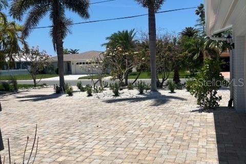 House in Treasure Island, Florida 4 bedrooms, 221.11 sq.m. № 2101719 - photo 6