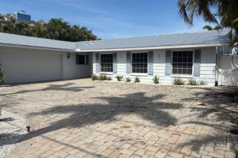 House in Treasure Island, Florida 4 bedrooms, 221.11 sq.m. № 2101719 - photo 2