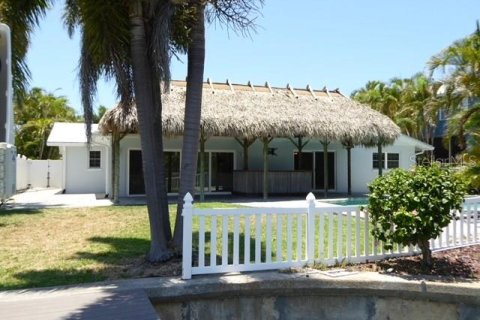 House in Treasure Island, Florida 4 bedrooms, 221.11 sq.m. № 2101719 - photo 12