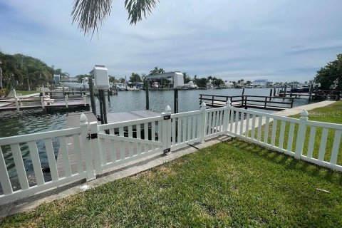 House in Treasure Island, Florida 4 bedrooms, 221.11 sq.m. № 2101719 - photo 13