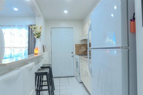 Condo in Miami Gardens, Florida, 1 bedroom № 2082474 - photo 7