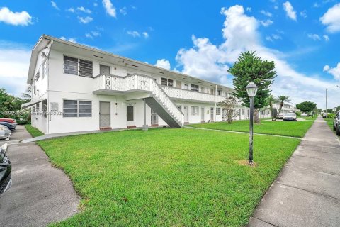 Condo in Miami Gardens, Florida, 1 bedroom № 2082474 - photo 2