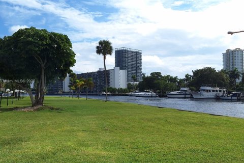 Condo in Hallandale Beach, Florida, 2 bedrooms  № 1952493 - photo 3