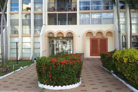 Condo in Hallandale Beach, Florida, 2 bedrooms  № 1952493 - photo 4