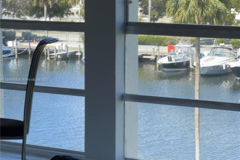Condo in Hallandale Beach, Florida, 2 bedrooms  № 1952493 - photo 1