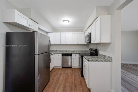 House in Fort Lauderdale, Florida 2 bedrooms, 104.79 sq.m. № 1872734 - photo 7