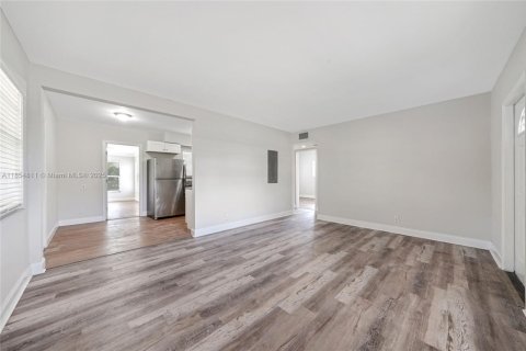 House in Fort Lauderdale, Florida 2 bedrooms, 104.79 sq.m. № 1872734 - photo 4