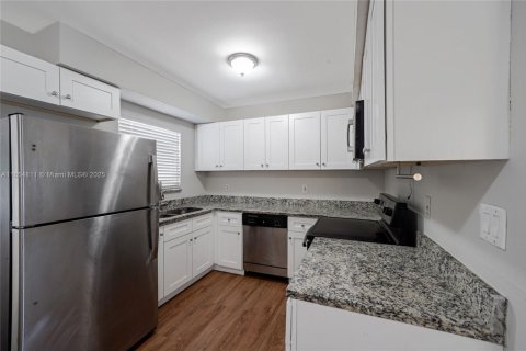 House in Fort Lauderdale, Florida 2 bedrooms, 104.79 sq.m. № 1872734 - photo 9