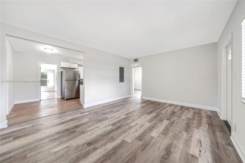 House in Fort Lauderdale, Florida 2 bedrooms, 104.79 sq.m. № 1872734 - photo 5