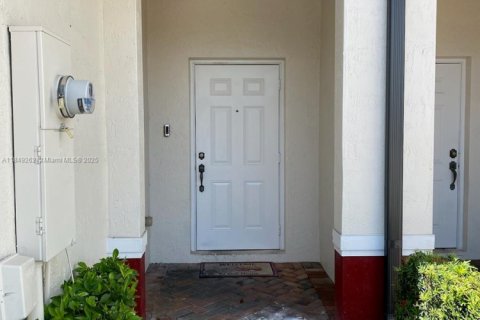 Adosado en alquiler en Lauderdale Lakes, Florida, 1 dormitorio, 127.93 m2 № 1969493 - foto 1