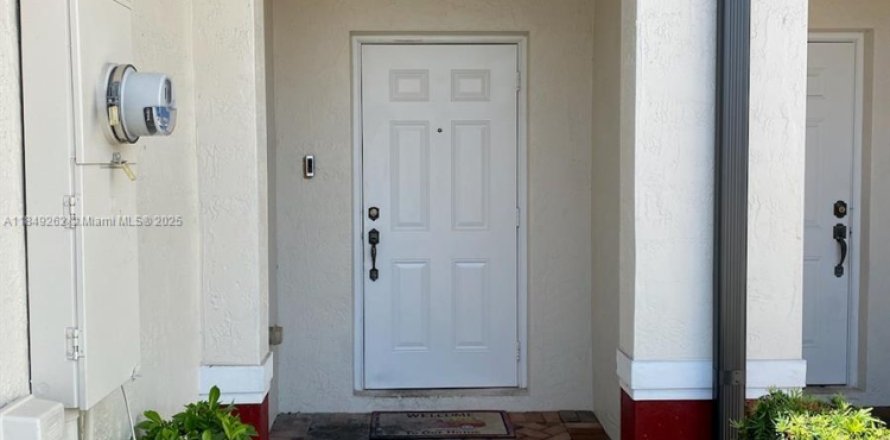 Adosado en Lauderdale Lakes, Florida 1 dormitorio, 127.93 m2 № 1969493