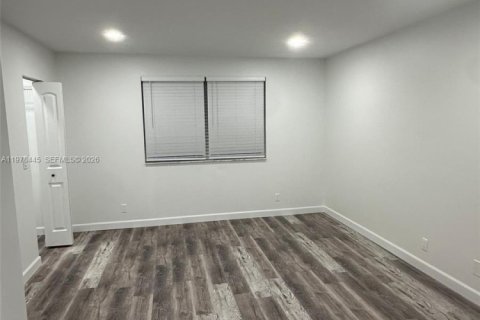 House in Coral Springs, Florida 3 bedrooms, 111.48 sq.m. № 2042184 - photo 23