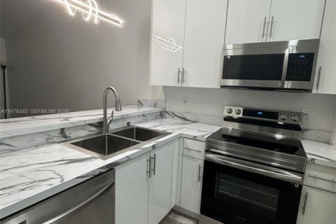 House in Coral Springs, Florida 3 bedrooms, 111.48 sq.m. № 2042184 - photo 2