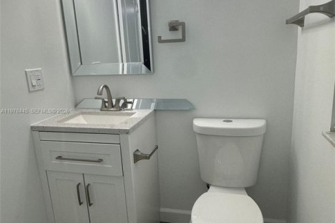 House in Coral Springs, Florida 3 bedrooms, 111.48 sq.m. № 2042184 - photo 16