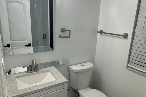 House in Coral Springs, Florida 3 bedrooms, 111.48 sq.m. № 2042184 - photo 18