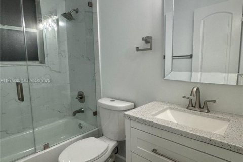 House in Coral Springs, Florida 3 bedrooms, 111.48 sq.m. № 2042184 - photo 13