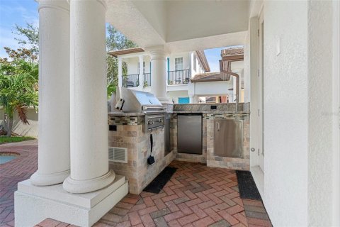 House in Tampa, Florida 4 bedrooms, 324.79 sq.m. № 1835220 - photo 11