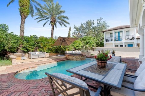 House in Tampa, Florida 4 bedrooms, 324.79 sq.m. № 1835220 - photo 9