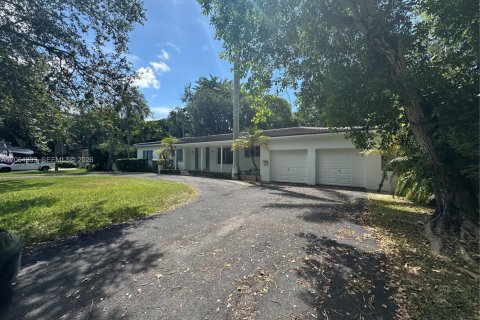 Villa ou maison à louer à Coral Gables, Floride: 4 chambres, 185.8 m2 № 2281018 - photo 4