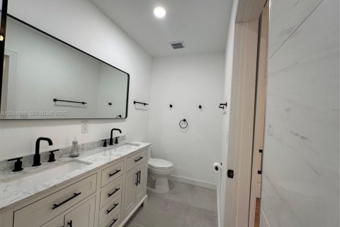 Villa ou maison à louer à Coral Gables, Floride: 4 chambres, 185.8 m2 № 2281018 - photo 24