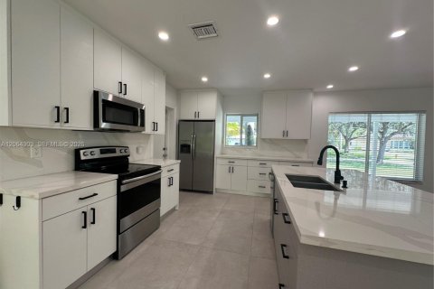 Villa ou maison à louer à Coral Gables, Floride: 4 chambres, 185.8 m2 № 2281018 - photo 12