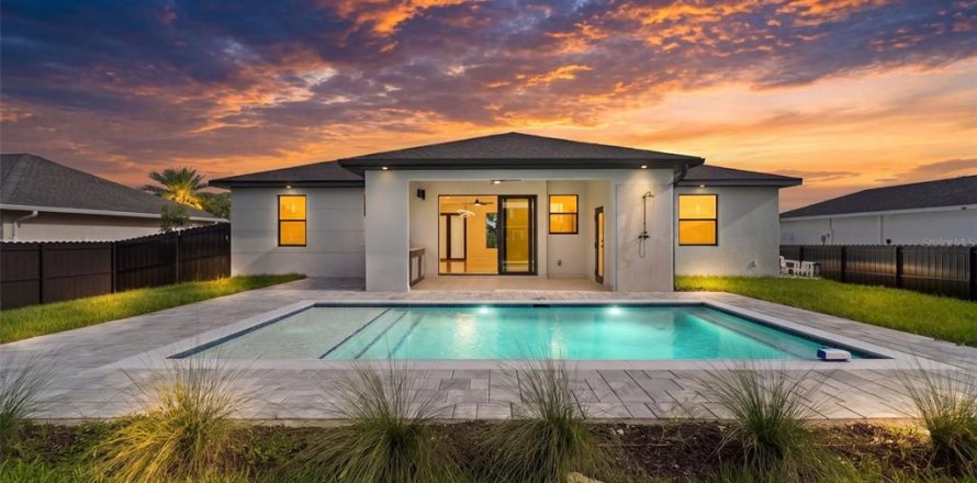 House in Cape Coral, Florida 3 bedrooms, 130.99 sq.m. № 2258409