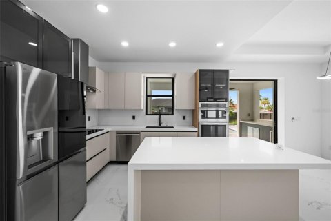 House in Cape Coral, Florida 3 bedrooms, 130.99 sq.m. № 2258409 - photo 17