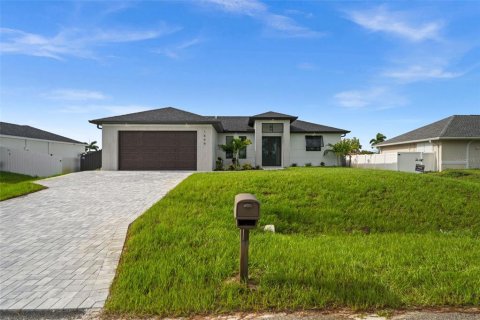 House in Cape Coral, Florida 3 bedrooms, 130.99 sq.m. № 2258409 - photo 2