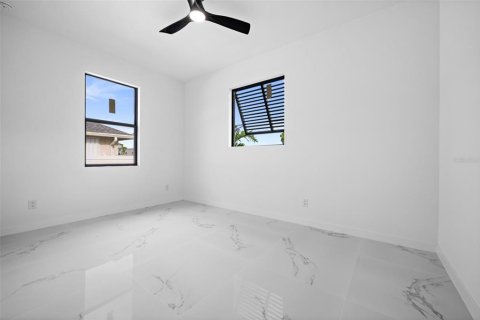 House in Cape Coral, Florida 3 bedrooms, 130.99 sq.m. № 2258409 - photo 29