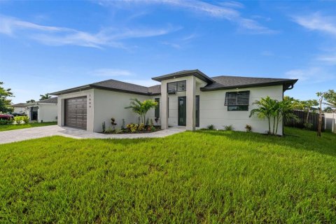 House in Cape Coral, Florida 3 bedrooms, 130.99 sq.m. № 2258409 - photo 4