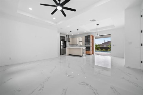 House in Cape Coral, Florida 3 bedrooms, 130.99 sq.m. № 2258409 - photo 6