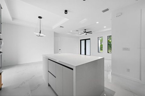 House in Cape Coral, Florida 3 bedrooms, 130.99 sq.m. № 2258409 - photo 14