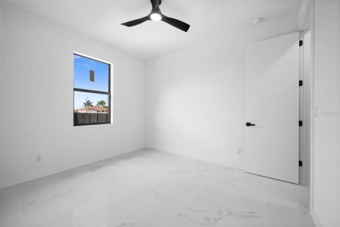 House in Cape Coral, Florida 3 bedrooms, 130.99 sq.m. № 2258409 - photo 26