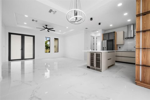 House in Cape Coral, Florida 3 bedrooms, 130.99 sq.m. № 2258409 - photo 13