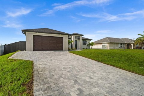House in Cape Coral, Florida 3 bedrooms, 130.99 sq.m. № 2258409 - photo 3