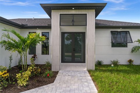 House in Cape Coral, Florida 3 bedrooms, 130.99 sq.m. № 2258409 - photo 5