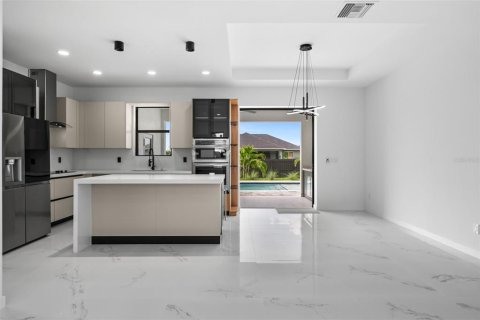 House in Cape Coral, Florida 3 bedrooms, 130.99 sq.m. № 2258409 - photo 8