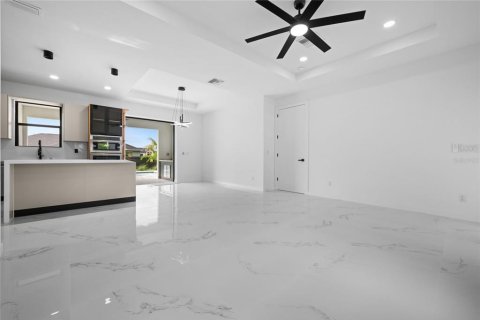 House in Cape Coral, Florida 3 bedrooms, 130.99 sq.m. № 2258409 - photo 7