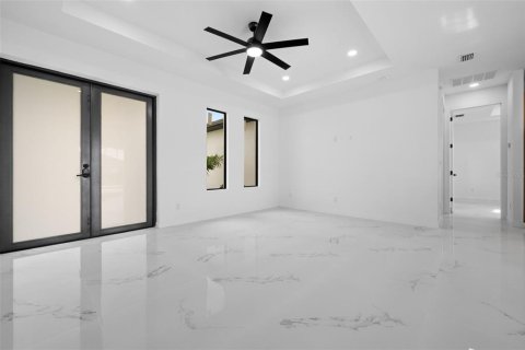 House in Cape Coral, Florida 3 bedrooms, 130.99 sq.m. № 2258409 - photo 10